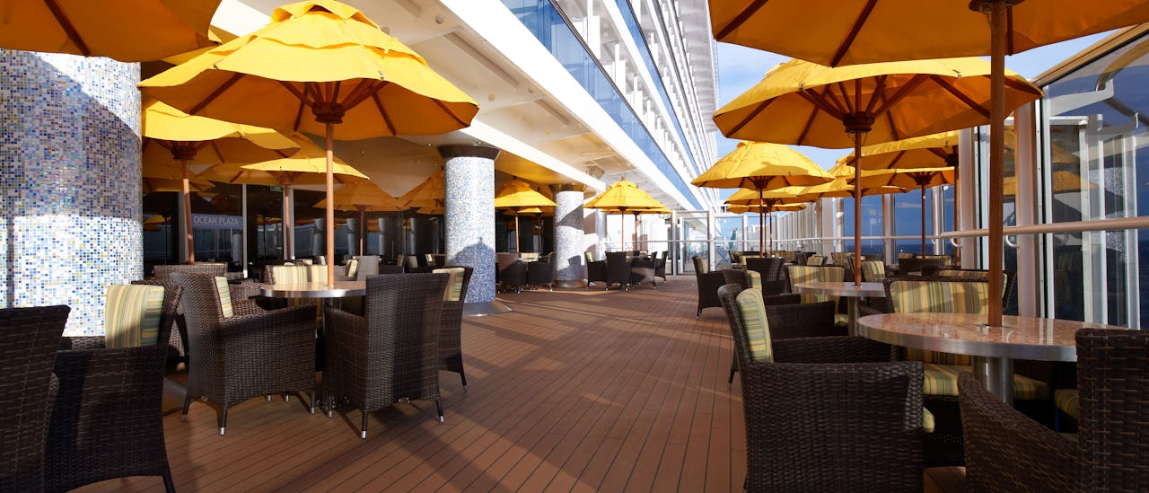 Raikkaita aterioita ulkoterassilla