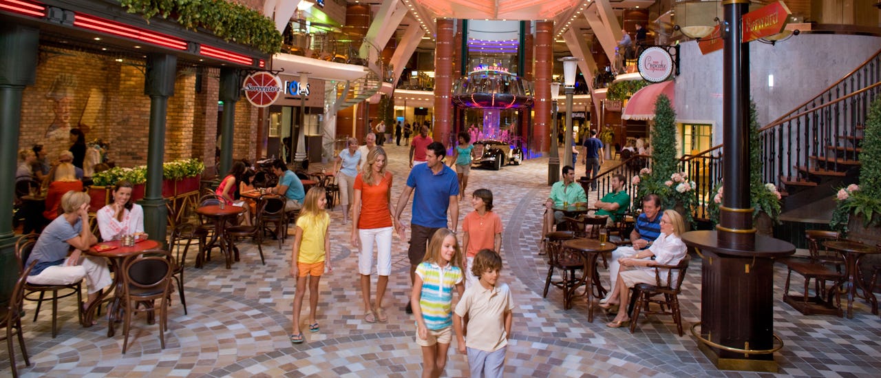 Käy putiikeissa, baareissa ja ravintoloissa Royal Promenadella