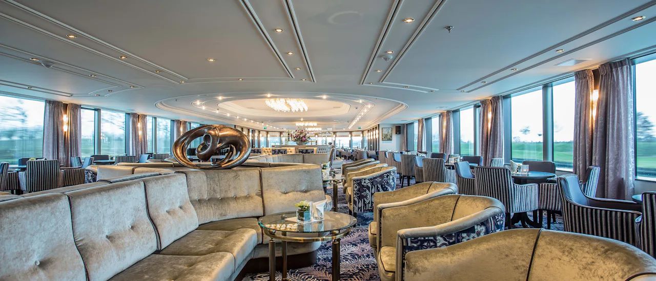 Nauti ohi lipuvista maisemista panoraamaloungessa