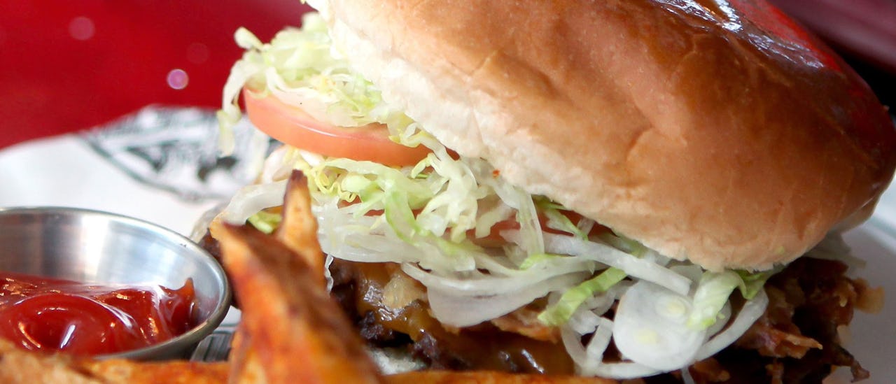 Yksi merten parhaista hampurilaisista Guys Burger Jointissa