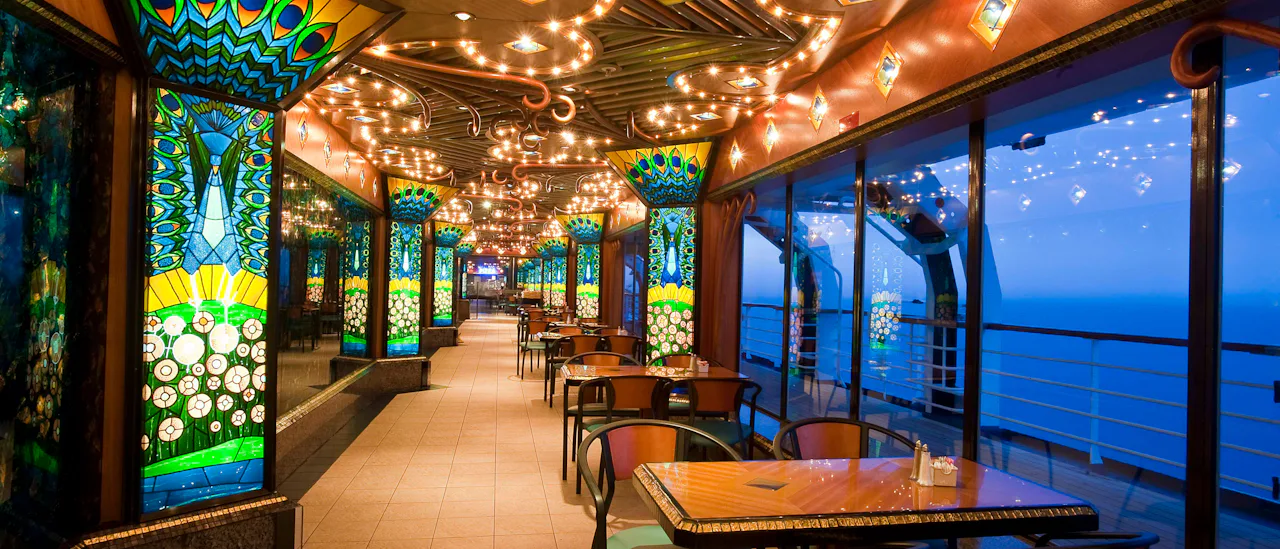 Buffet- ja á la carte -ravintola sisältyvät hintaan