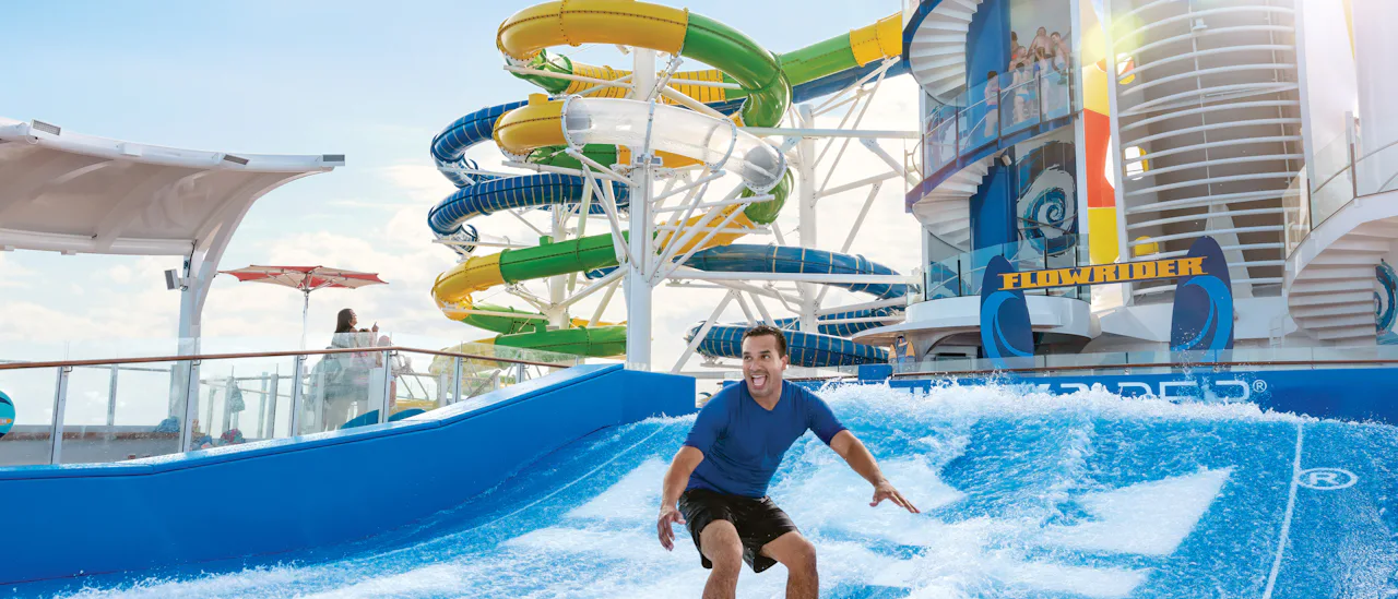 Taustalla Flowrider -surffaussimulaattori ja Perfect Storm -vesiliukumäet