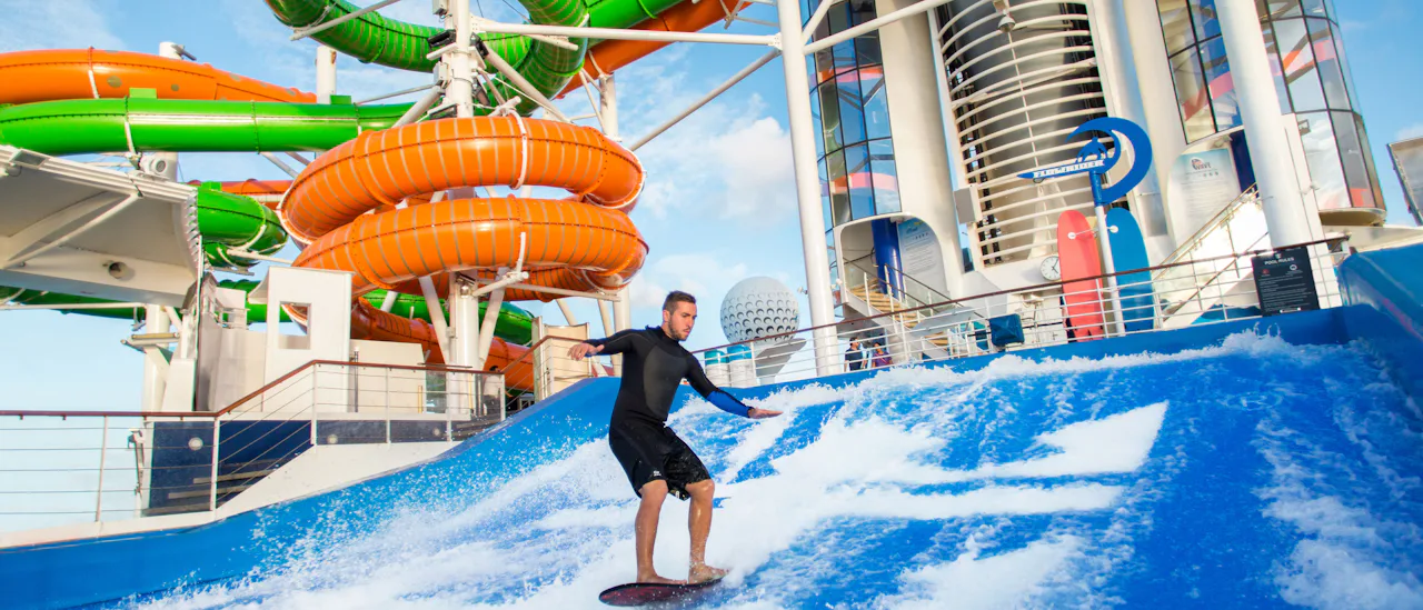 Taustalla Flowrider -surffaussimulaattori ja Perfect Storm -vesiliukumäet