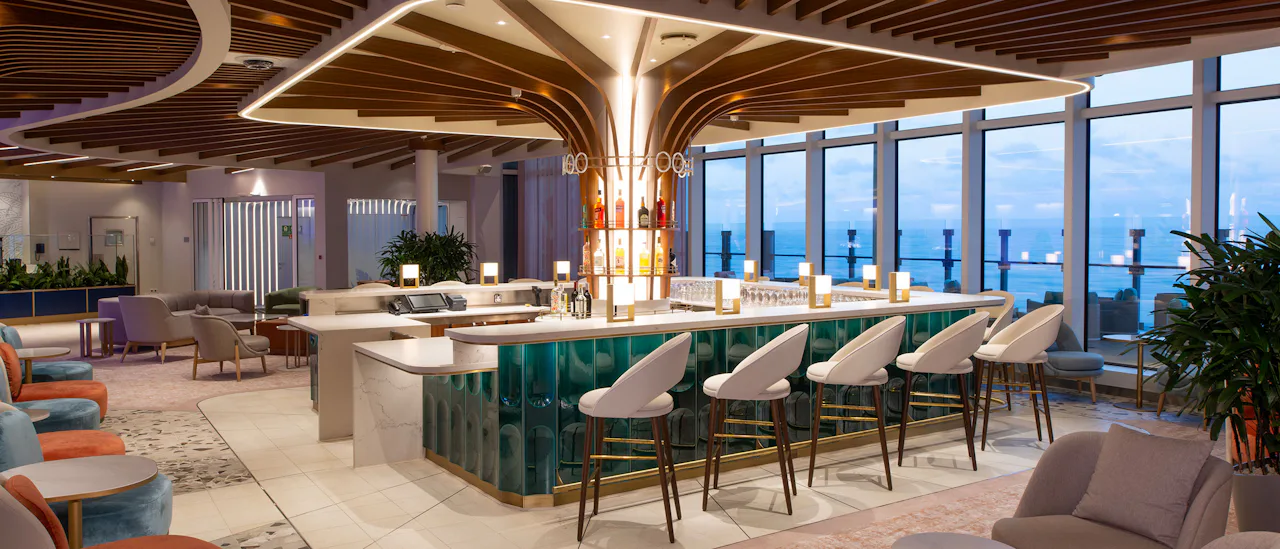Nauti drinkistä The Lobby bar - drinkkibaaria koristaa värikäs mosaiikkikatos, joka pääsee loistoonsa etenkin auringon laskiessa