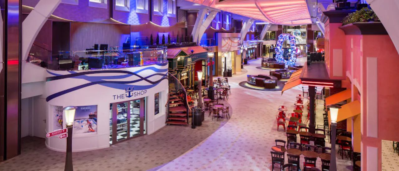 Käy putiikeissa, baareissa ja ravintoloissa Royal Promenadella