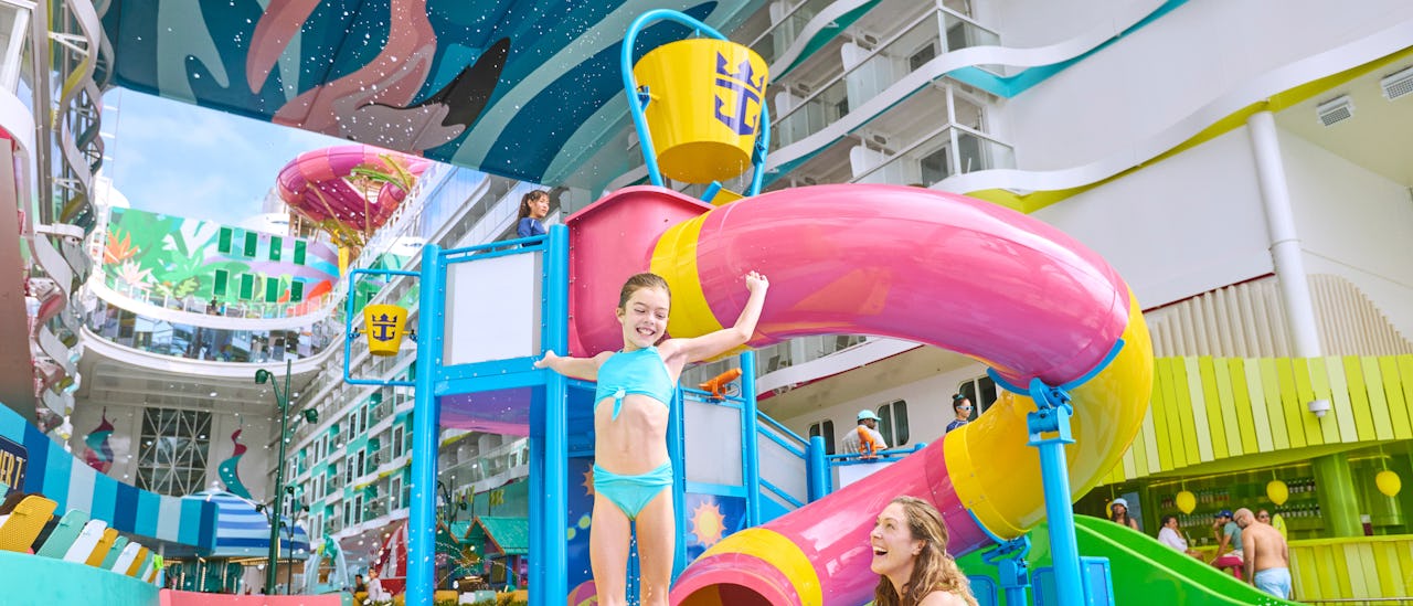 Splashaway Bay ja Baby Bay Surfside-alueella odottavat sinua yhdessä karusellin, peliautomaattien ja lastenklubien kanssa
