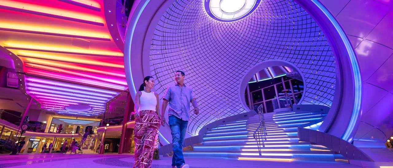 Pearlin sisällä on 3 000 kineettistä paneelia ja integroitua valoa, jotka liikkuvat orgaanisissa kuvioissa päivin ja öin!