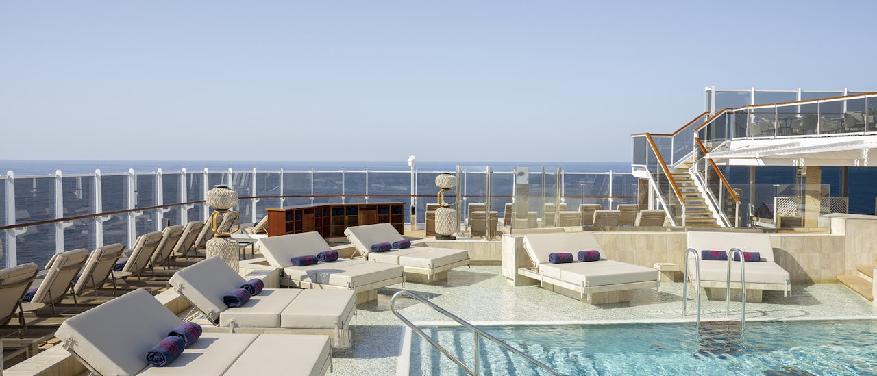 Atoll Pool & Bar - rento ja intiimi allasalue