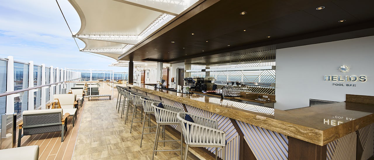 Nauti drinkki Helios Pool Baarissa