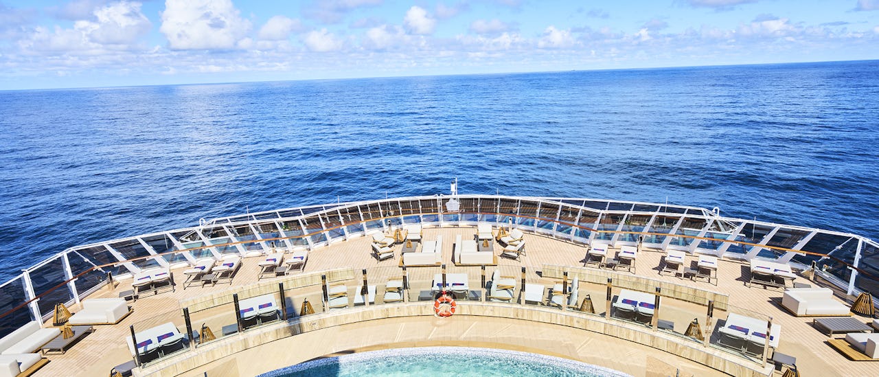 Helios Pool & Bar - vain aikuisille varattu panorama allas- ja lounge kokemus