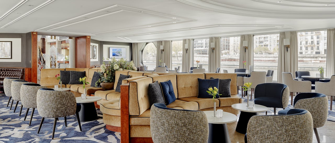 Enjoy the passing landscape with a drink in the bar of the panorama lounge