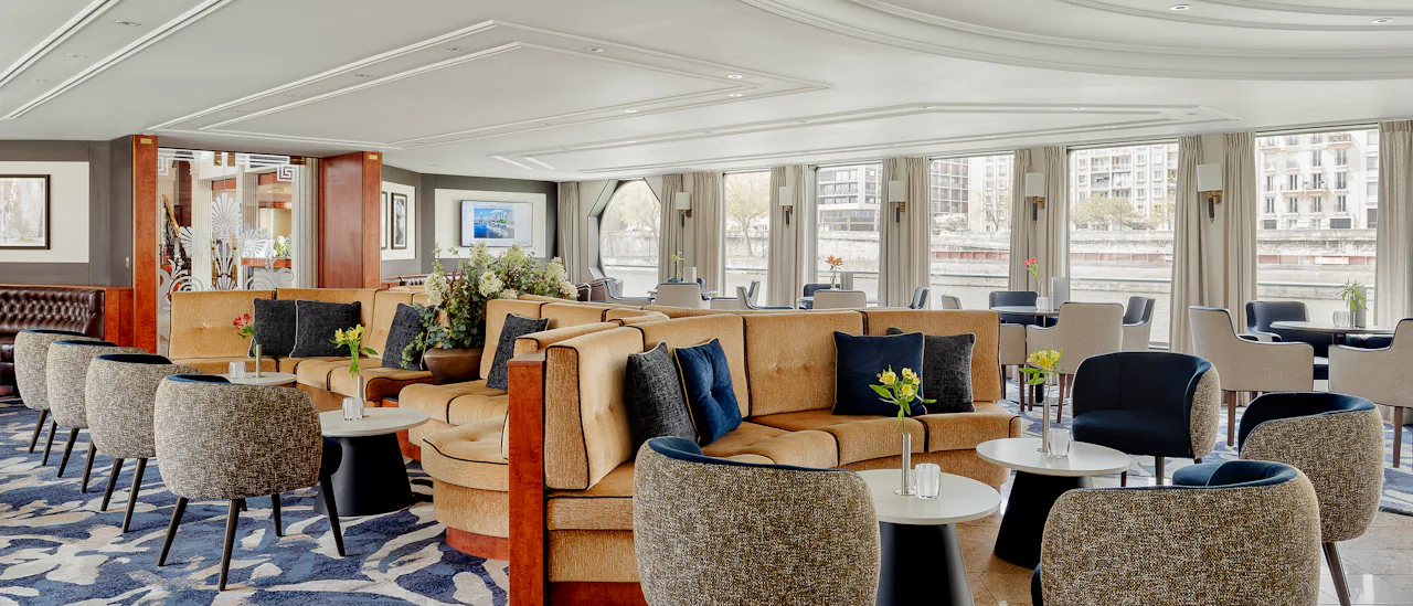 Nauti cocktailista elegantissa panoraamaloungessa