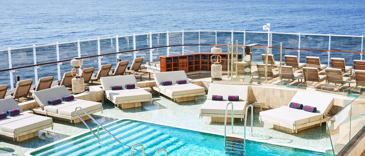 Atoll Pool & Bar - rento ja intiimi allasalue