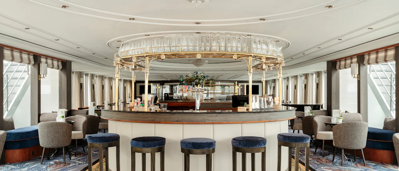 Nauti ohitse lipuvasta maisemasta virkistävän juoman kanssa baarissa