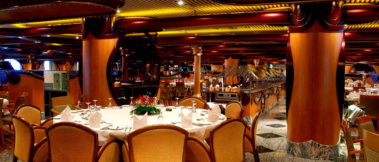 Buffet- ja á la carte -ravintola sisältyvät hintaan