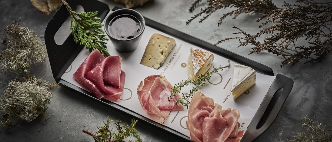 Kahvila tarjoilee pientä purtavaa, kahvia ja kakkua, lounasta tai yksinkertaista illallista