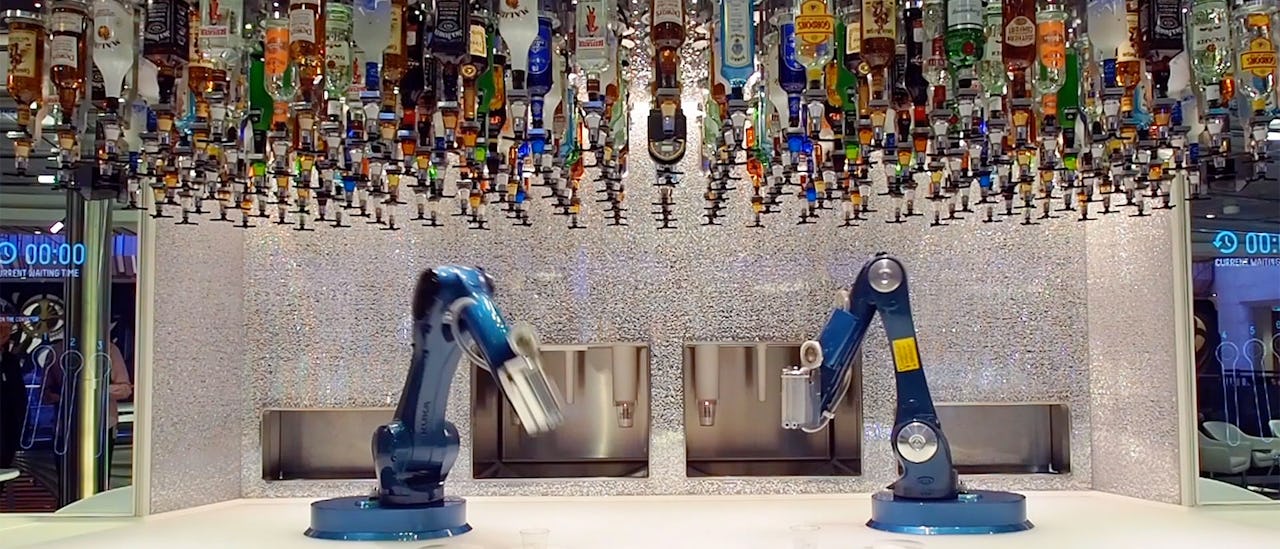 Bionic Baarissa drinkit sekoittaa robotti