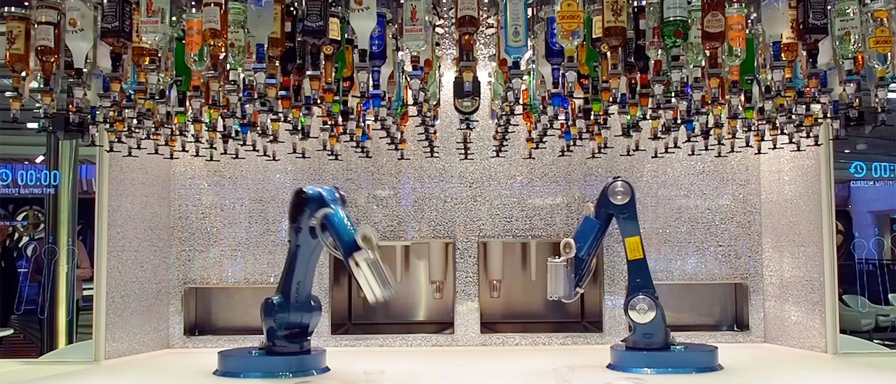Bionic Baarissa drinkit sekoittaa robotti