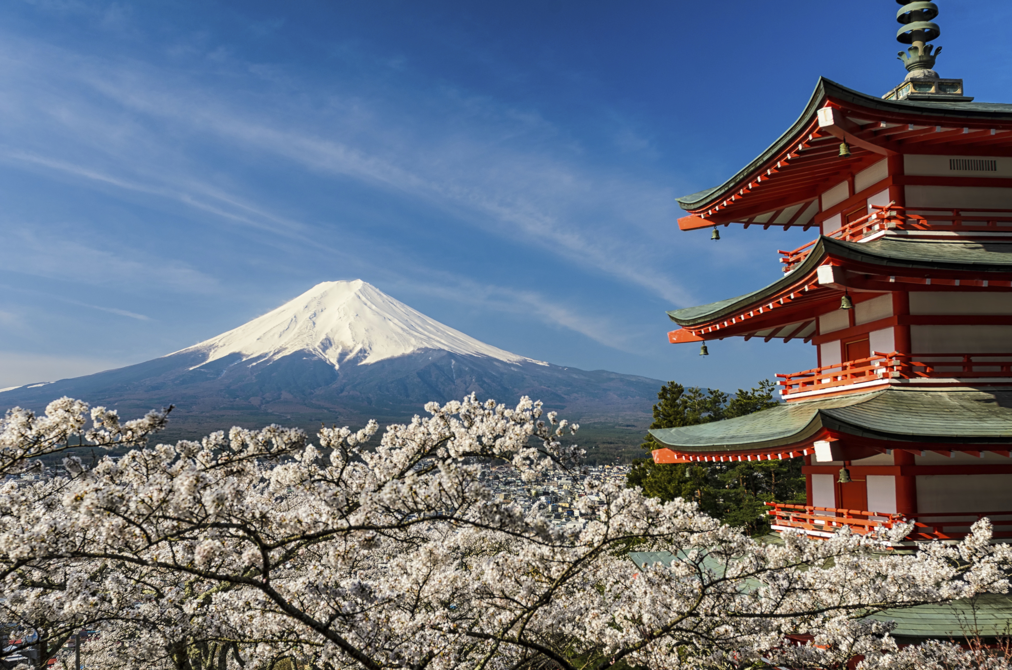 Japanin vuoristo ja rakennus.