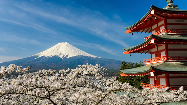 Japanin vuoristo ja rakennus.