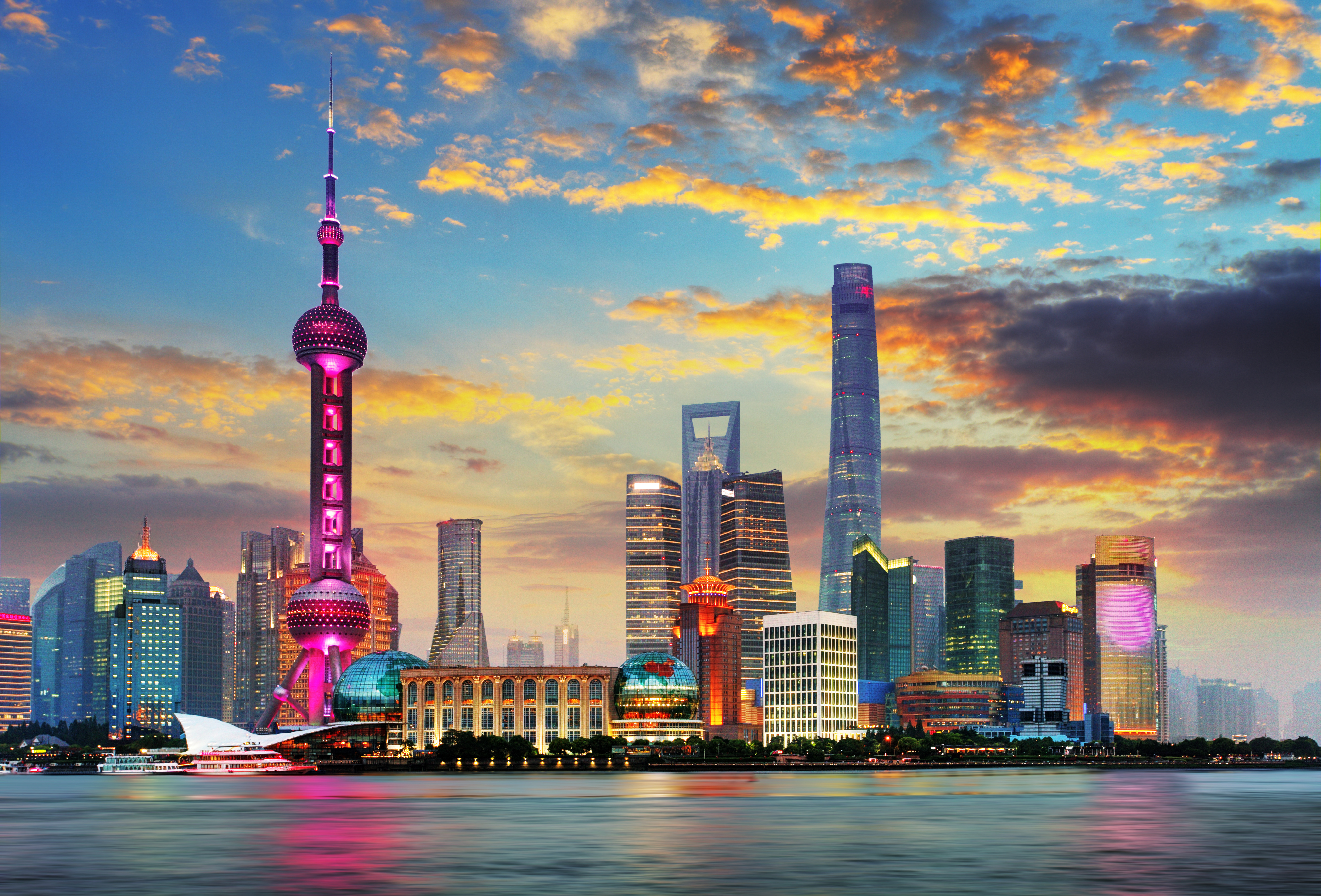 Shangain kaupungin rakennukset auringonlaskussa.