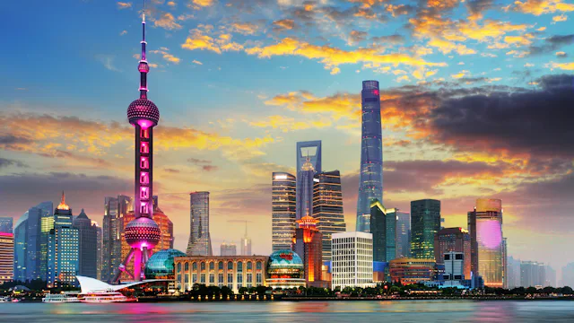 Shangain kaupungin rakennukset auringonlaskussa.