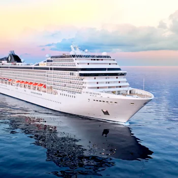 MSC Orchestra auringonlaskussa.