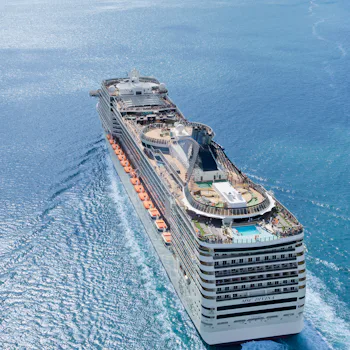 MSC Divina takaa kuvattuna merellä.