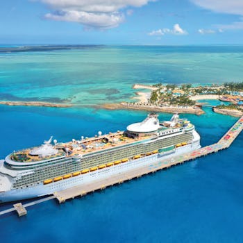 Freedom of the Seas satamassa Karibialla.