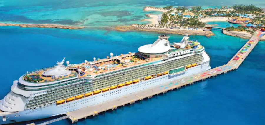 Freedom of the Seas satamassa Karibialla.