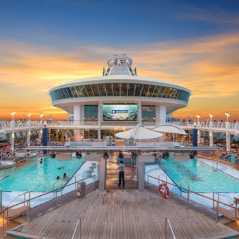 Royal Caribbean Voyager of the Seas uima-allas kannella.