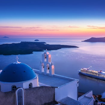 Royal Caribbean Odyssey of the Seas risteilee Santorinin vesistöissä.