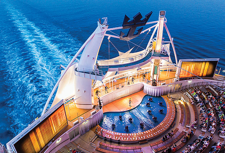 Royal Caribbeanin Harmony of the seas laivalla teatteriesitys kannella. 