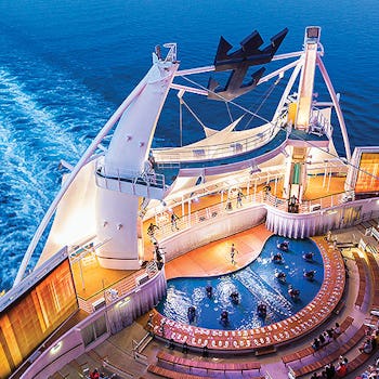 Royal Caribbeanin Harmony of the seas laivalla teatteriesitys kannella.